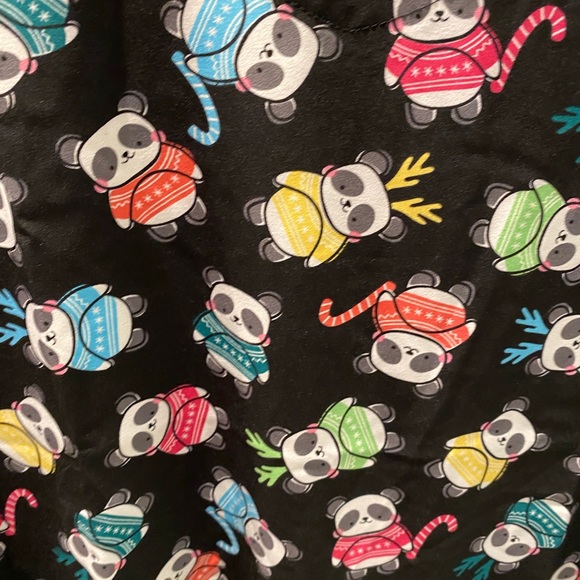 Zoe + Chloe Extra small XS Winter panda sweater weather Scrub Top Women Shirt - Picture 2 of 8